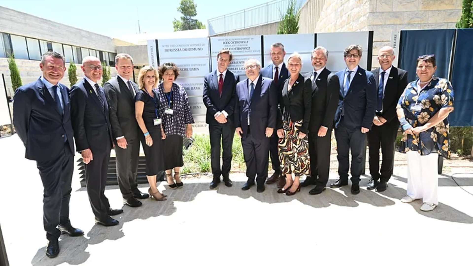 Mitglieder des Freundeskreises Yad Vashem bei der Eröffnung des Moshal Shoah Legacy Campus in Jerusalem