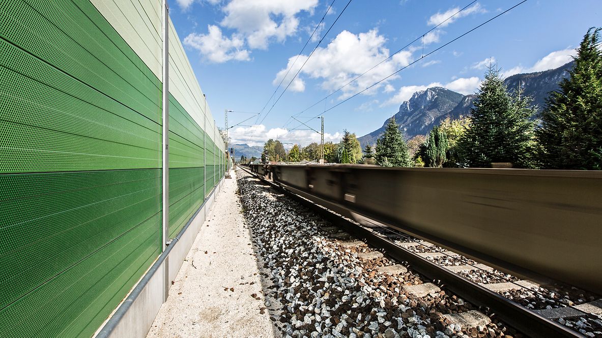Eine Lärmschutzwand neben den Gleisen