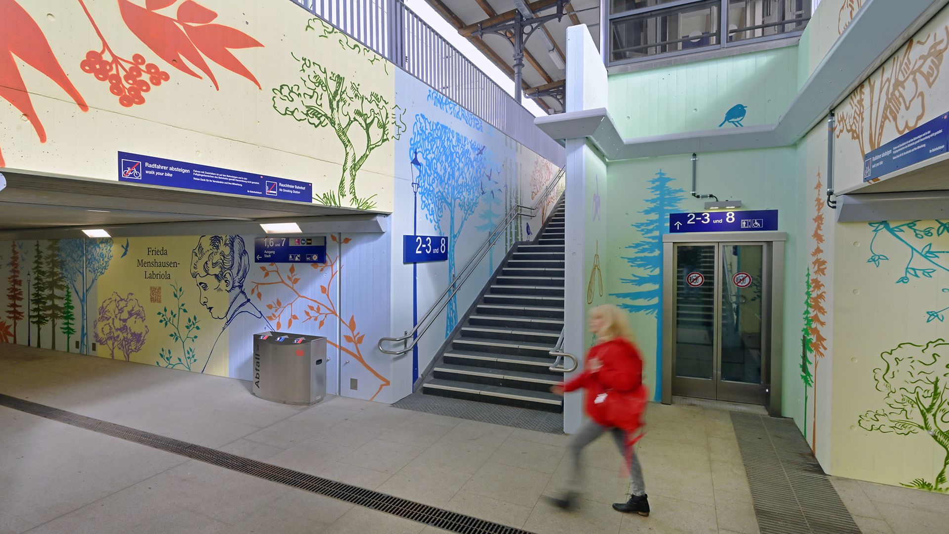 Personenunterführung mit Aufzug und taktilem Leitsystem