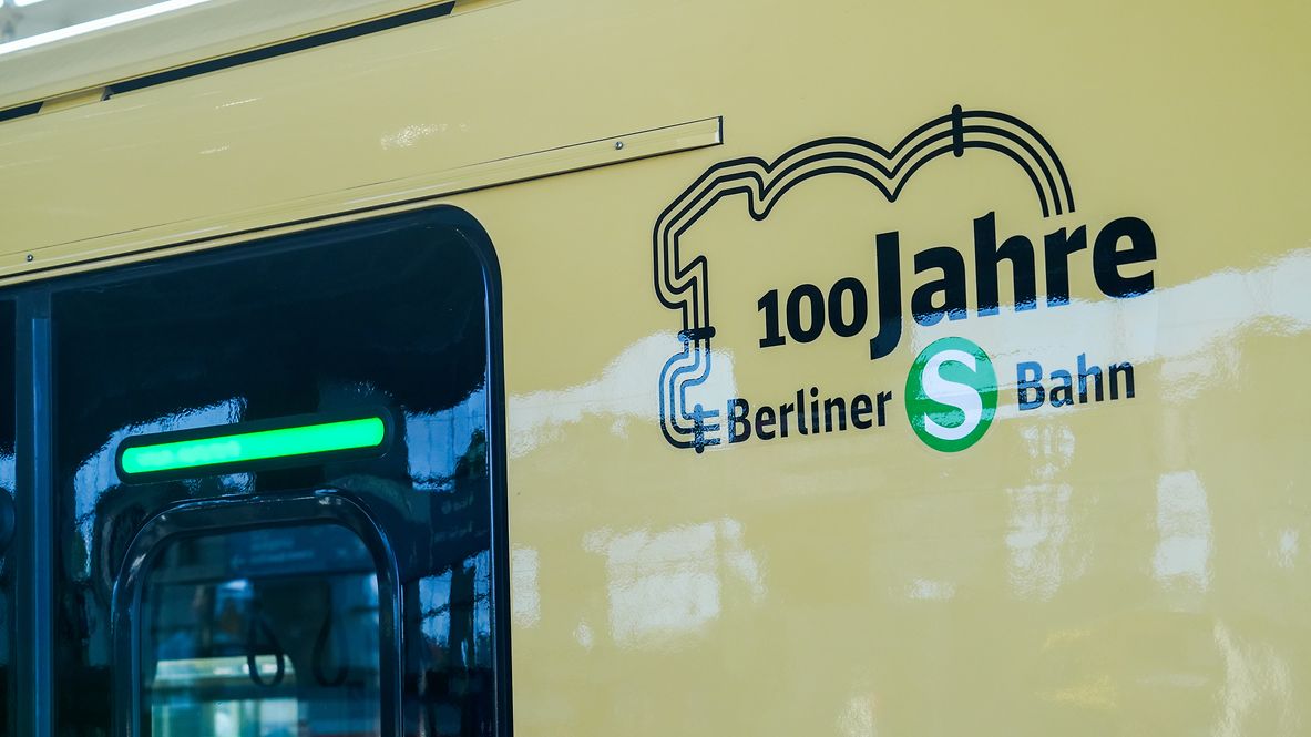 Ein spezielles Fahrzeugdesign an einem Jubiläumszug erinnert an die Geschichte der Berliner S-Bahn.
