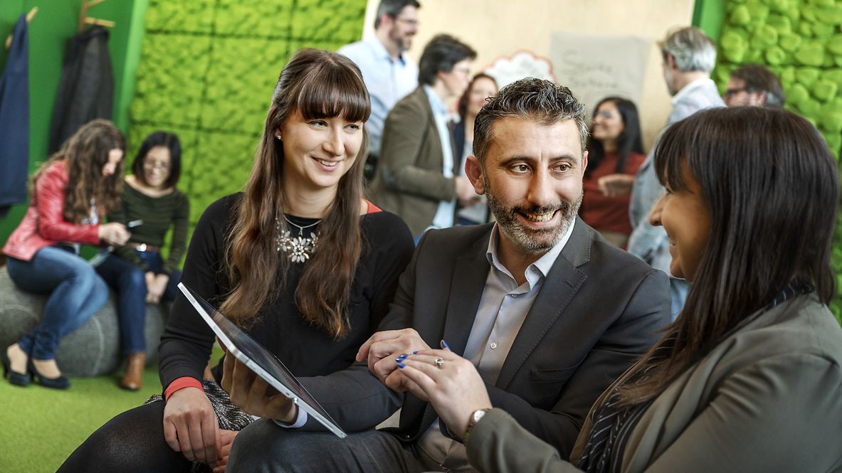 Eine Gruppe von DB-Mitarbeitenden bei einem Workshop