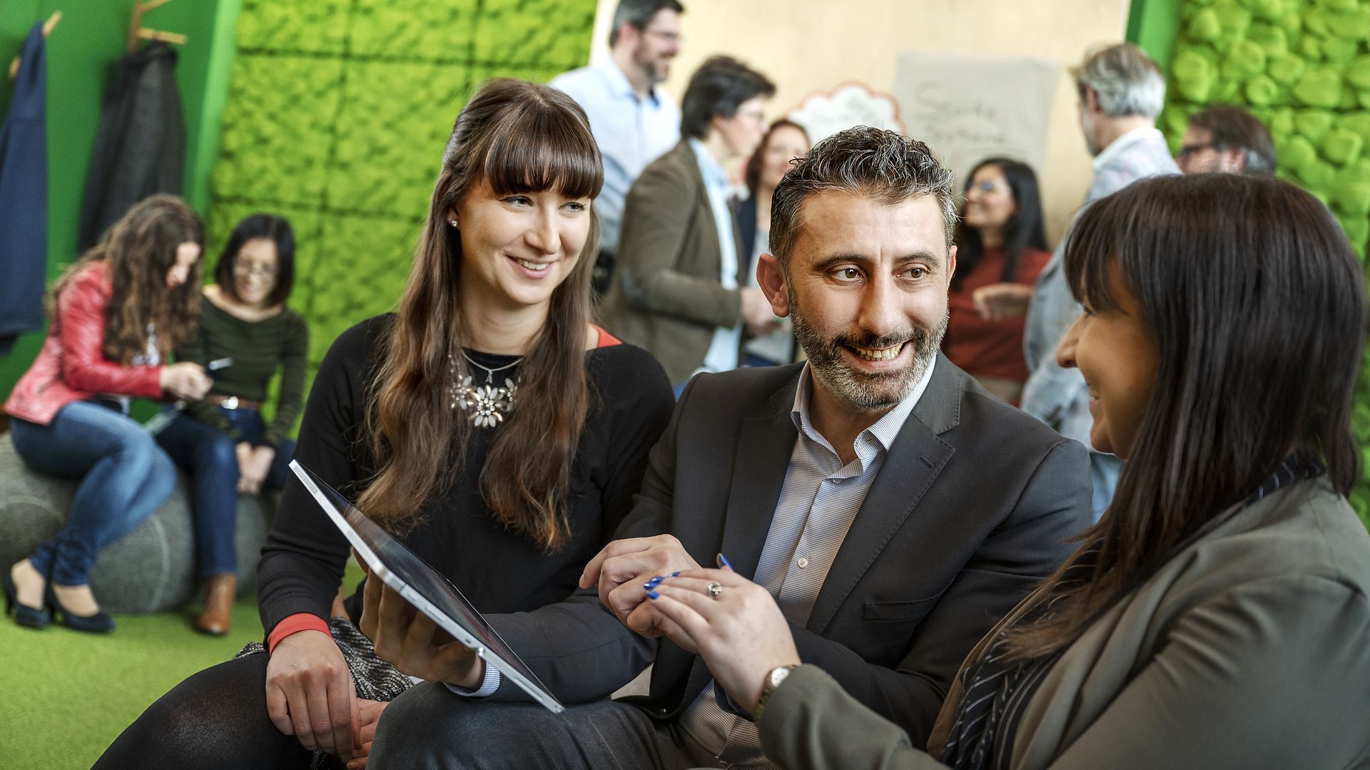 Eine Gruppe von DB-Mitarbeitenden bei einem Workshop