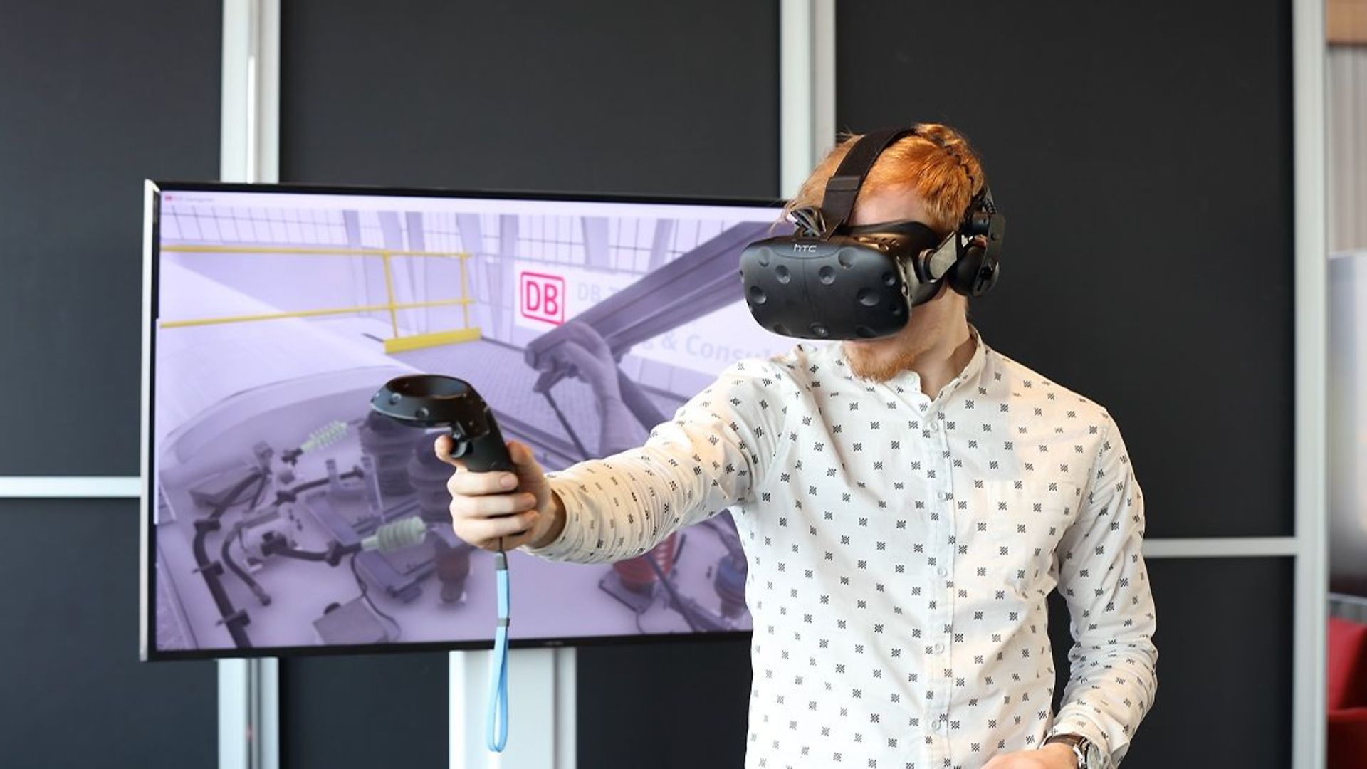 Ein junger Mann trägt eine VR-Brille.