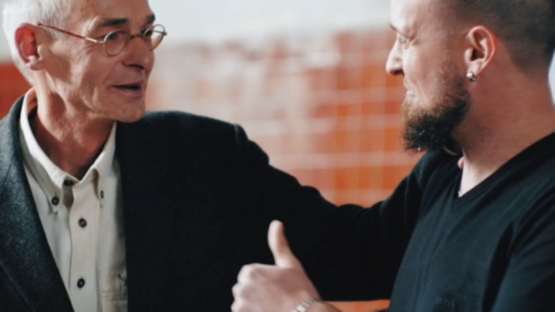 Ein älterer Mann und ein jüngerer Mann im freundschaftlichen Gespräch