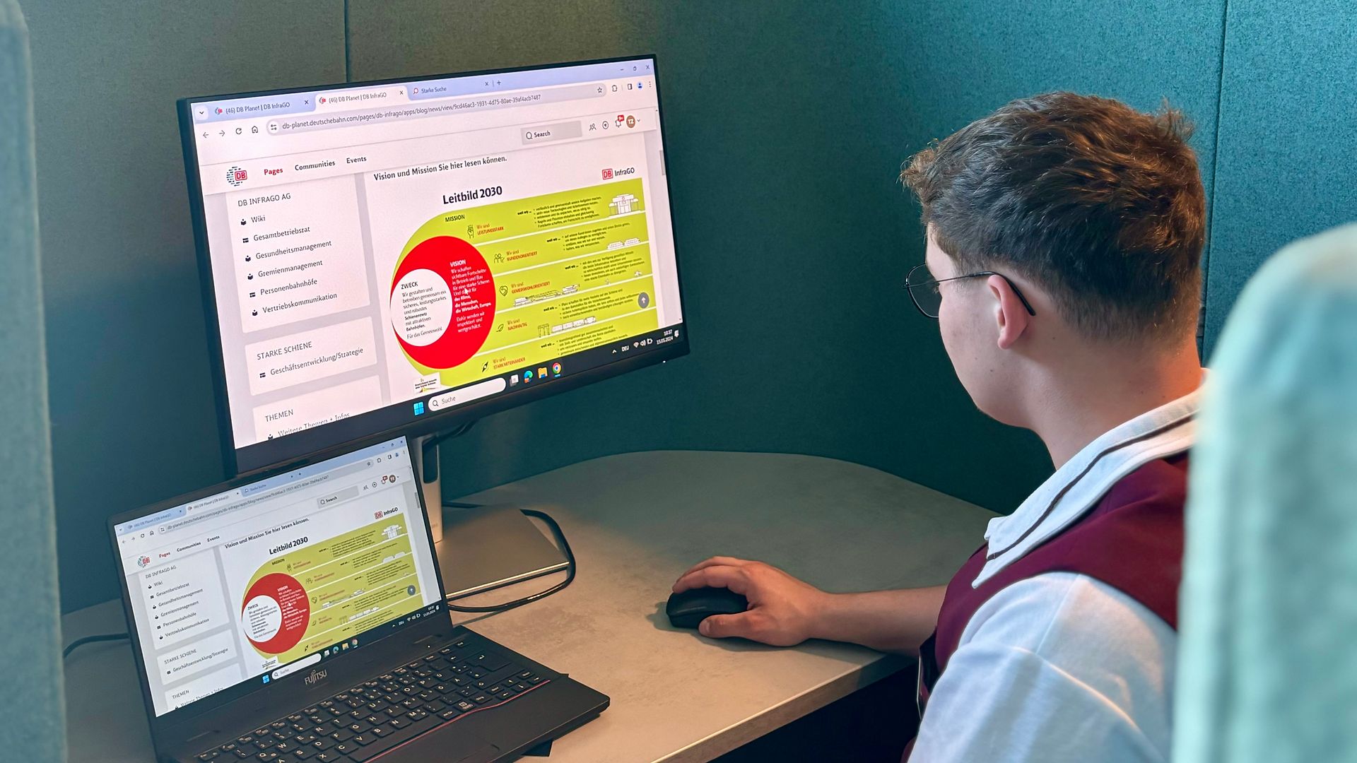 Ein DB-Mitarbeiter arbeitet am Laptop in einem sogenannten Lernraum.