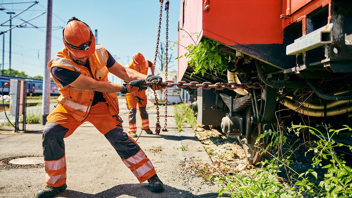 Mitarbeitende versetzen einen Waggon im Werk Berlin-Grunewald.