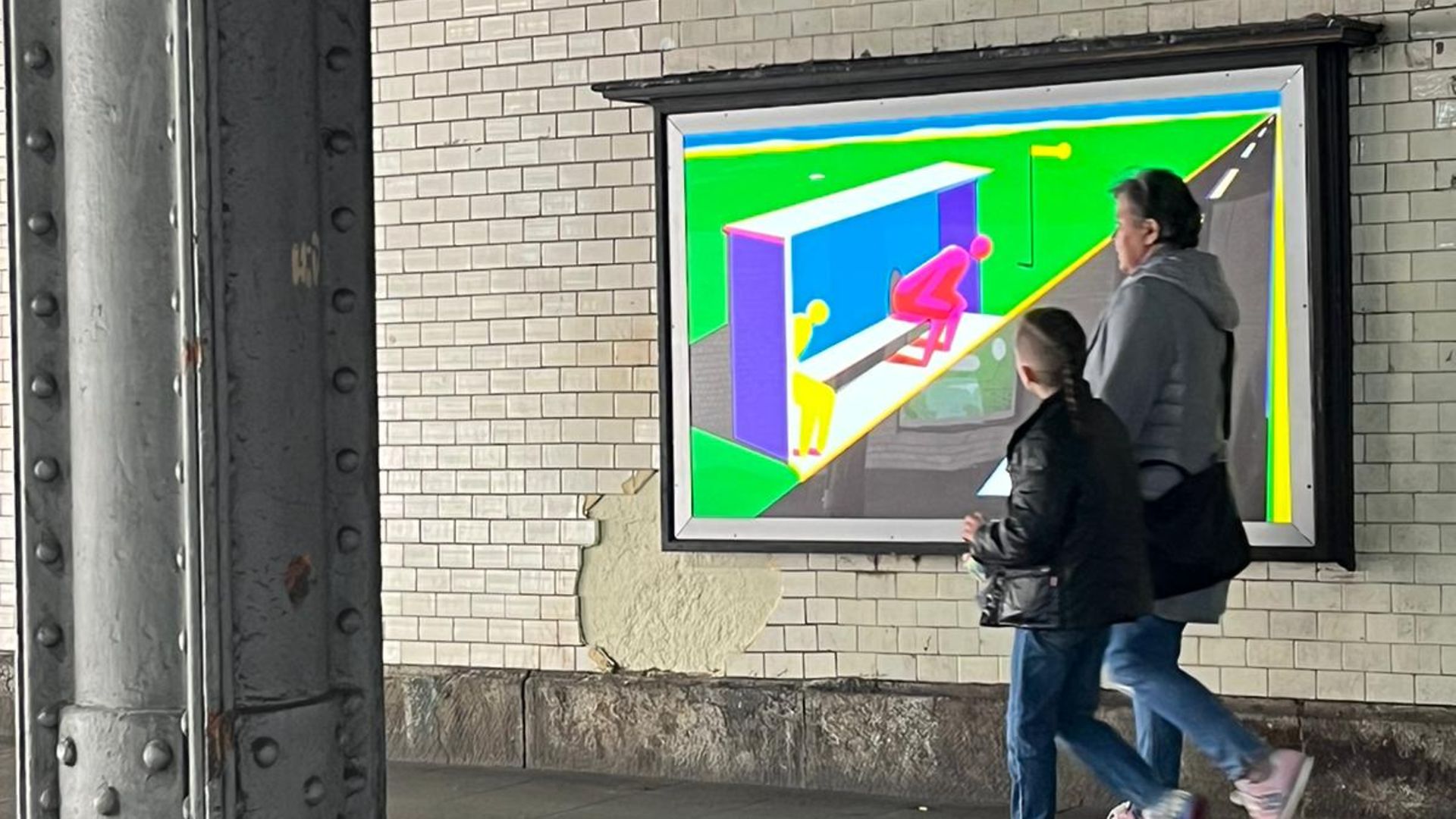 36 Lichtkästen mit farbenfrohen Kreationen verschönern den Bahnhofstunnel am Hauptbahnhof in Hannover.