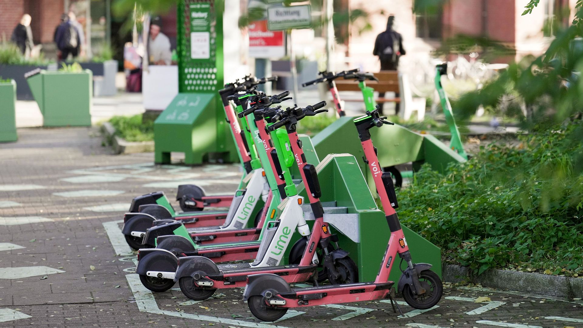 Mehrere E-Scooter am Mobility Hub am Bahnhof Hamburg-Harburg