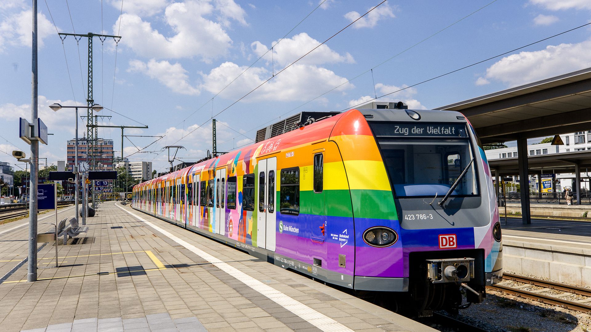 Der regenbogenbunte Zug der Vielfalt