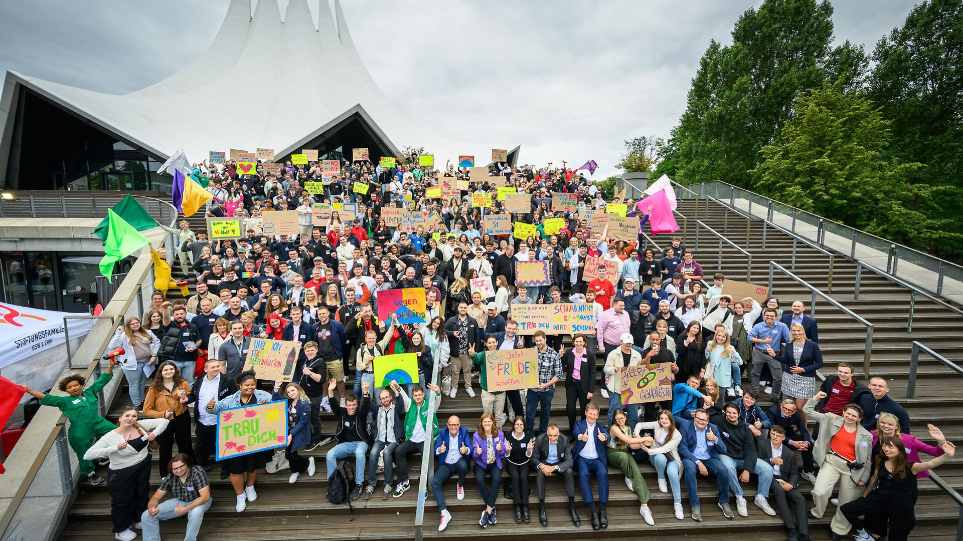 Die Bahn-Azubis gegen Hass und Gewalt posieren zum Gruppenbild auf einer Treppe vor dem Liquidrom in Berlin.