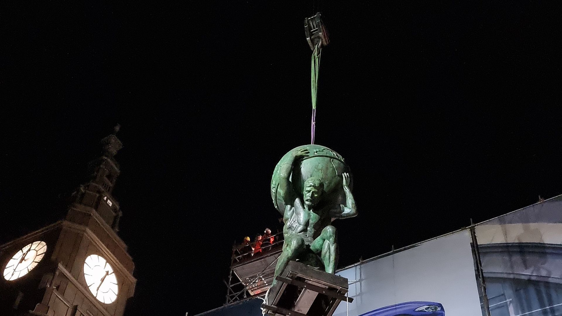 Nachtaufnahme von Atlas-Skulptur vor Hamburger Hauptbahnhof 