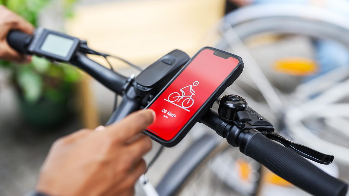 Handy mit DB Rad+ App an Fahrrad befestigt