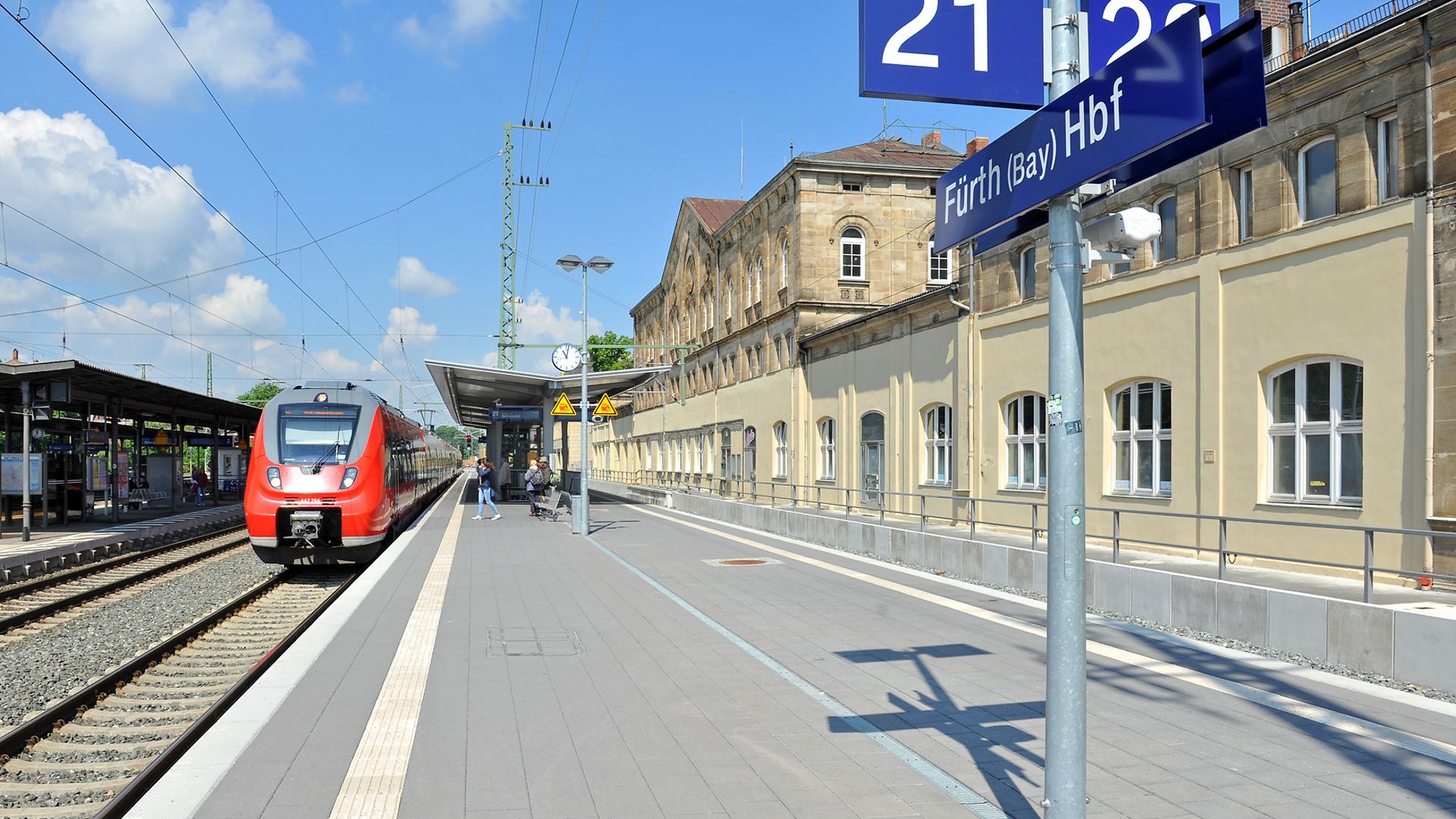 Ein Regionalexpress am Gleis des Hauptbahnhofs in Fürth