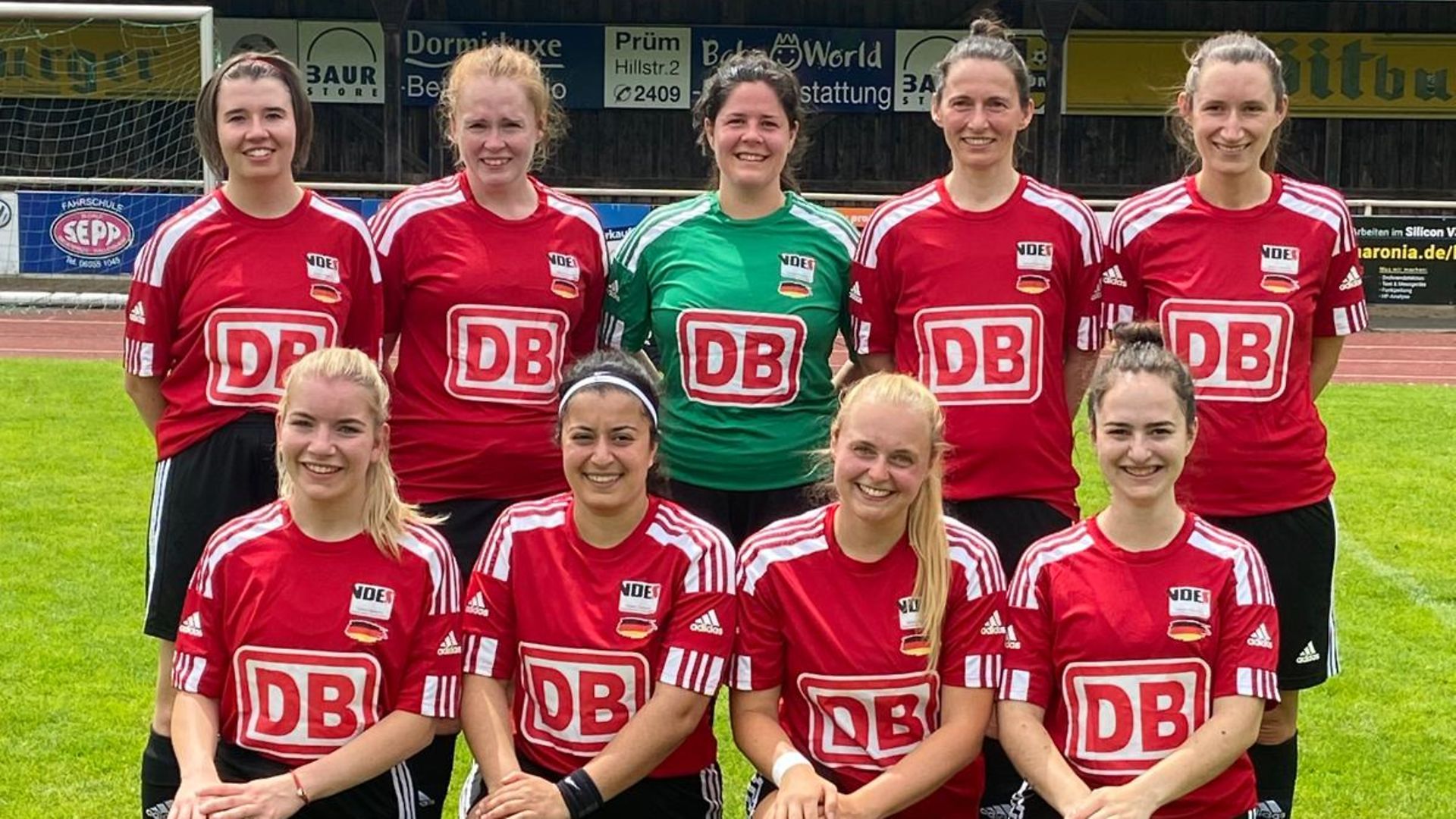 Eine Frauenfußballmannschaft in Trikots der Deutschen Bahn