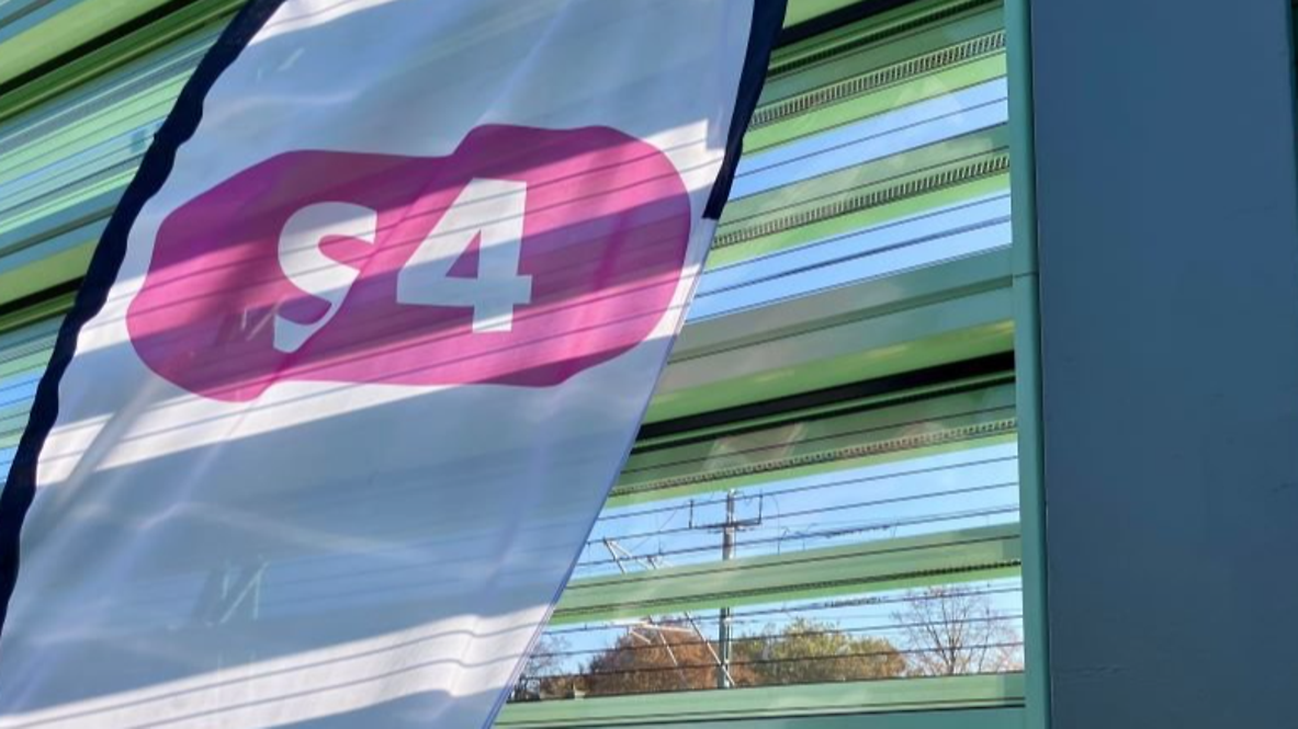 Nahaufnahme einer transparenten Schallschatzwand 