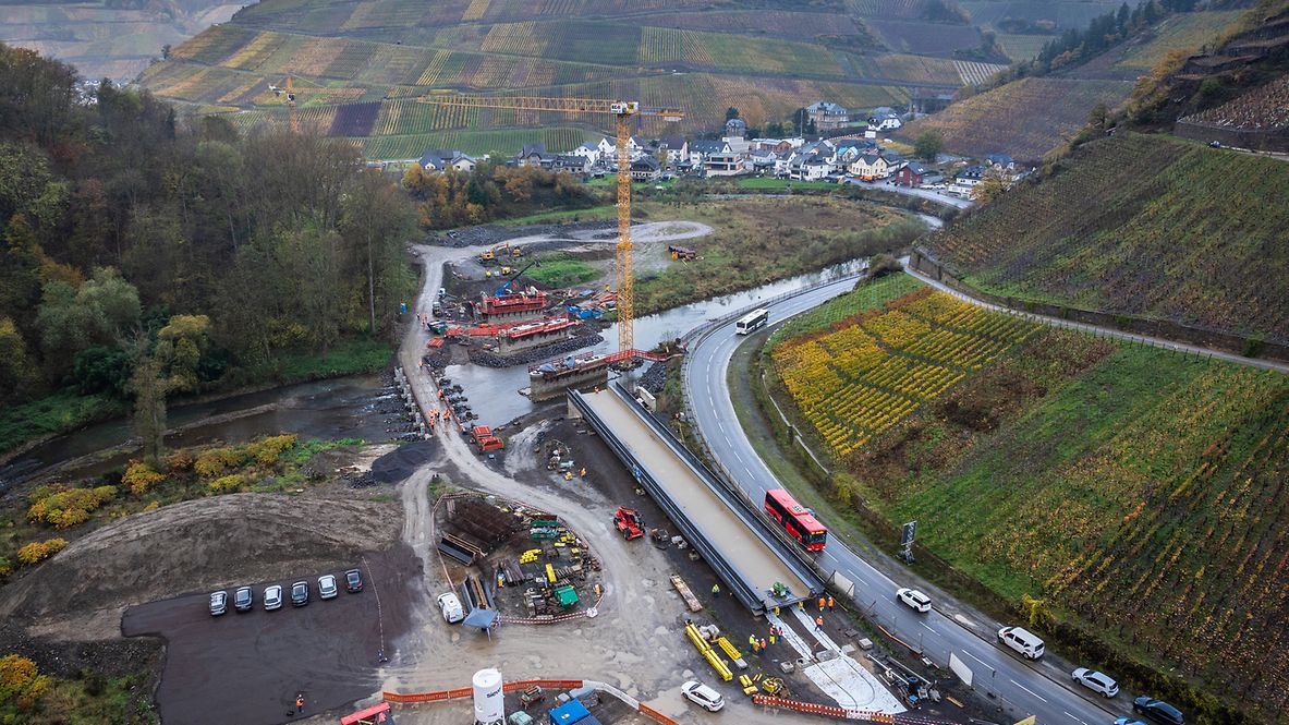 Baustelle eines Brückenwiederaufbaus im Ahrtal
