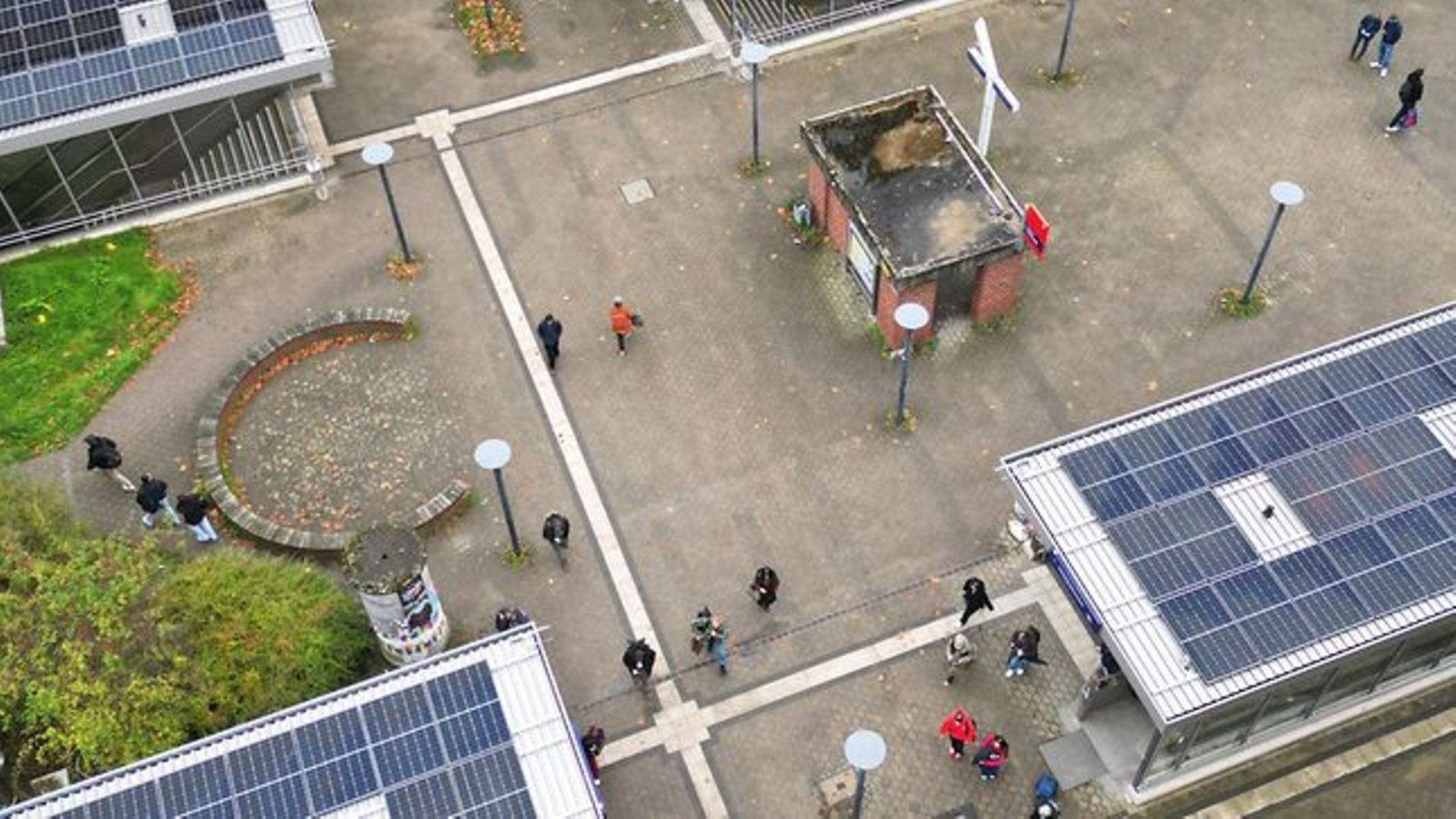 Bahnhof in Dortmund mit Solaranlagen auf den Dächern
