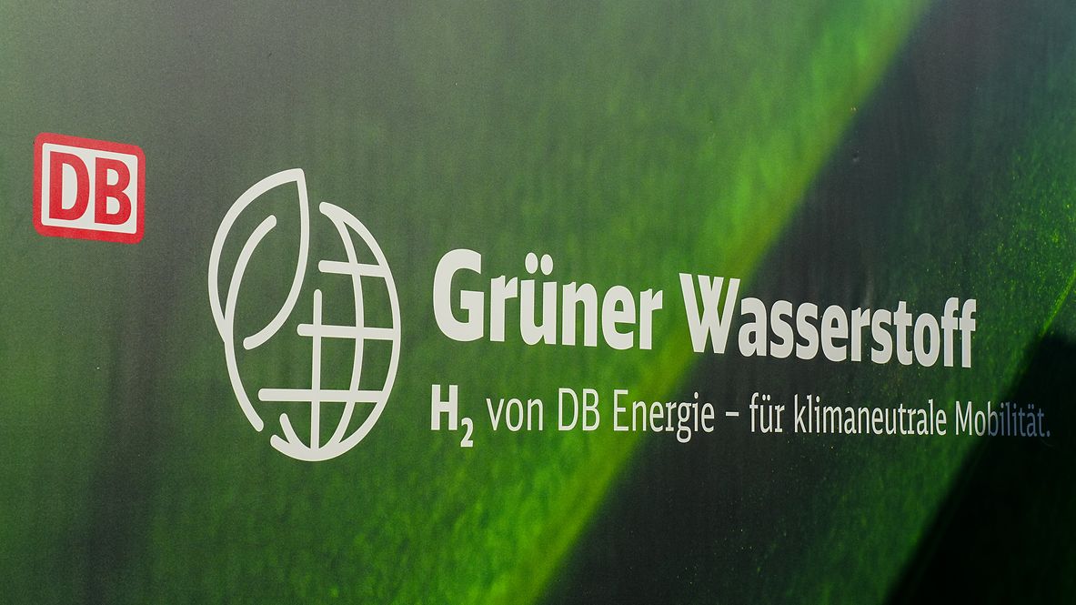 Mobile Wasserstofftankstelle von DB Energie mit grünem Branding und Aufschrift Grüner Wasserstoff H2 von DB Energie