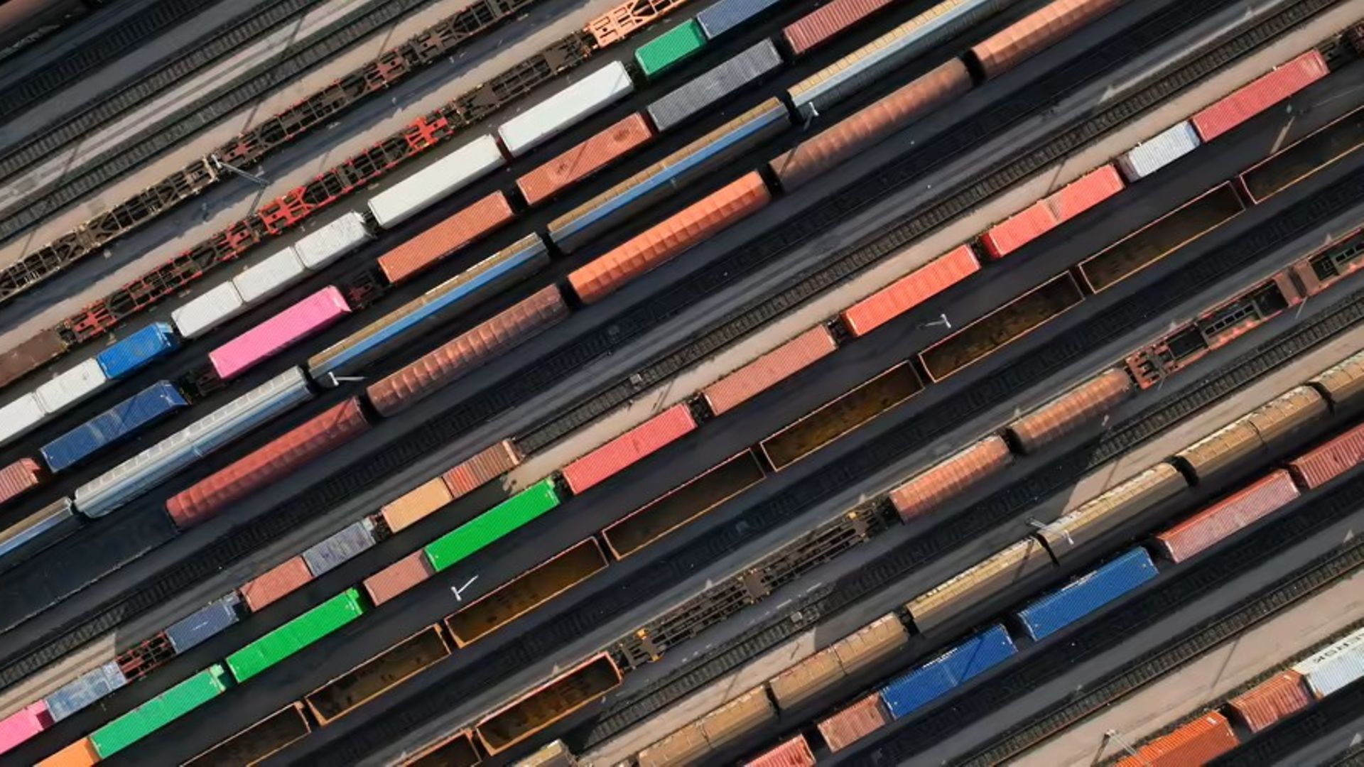 Luftaufnahme von Güterbahnhof mit Eisenbahnwaggons 