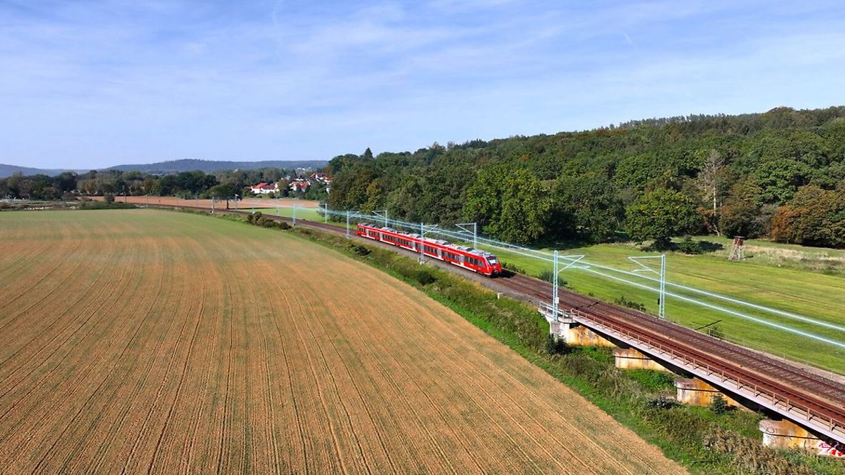 Regionalzug fährt in der Oberpfalz durch die Landschaft