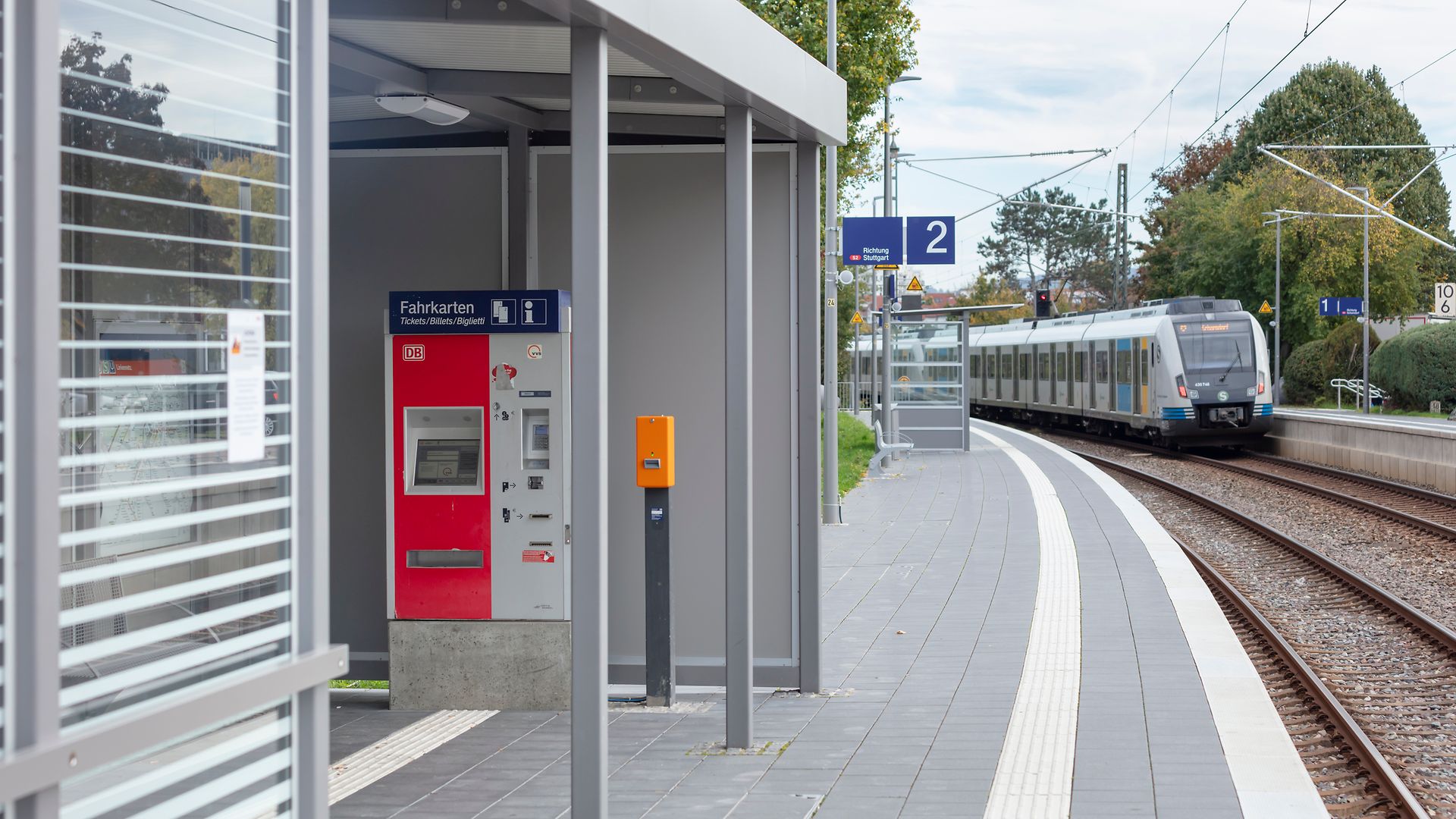 Blick auf einen Bahnsteig des Bahnhofs Rommelshausen