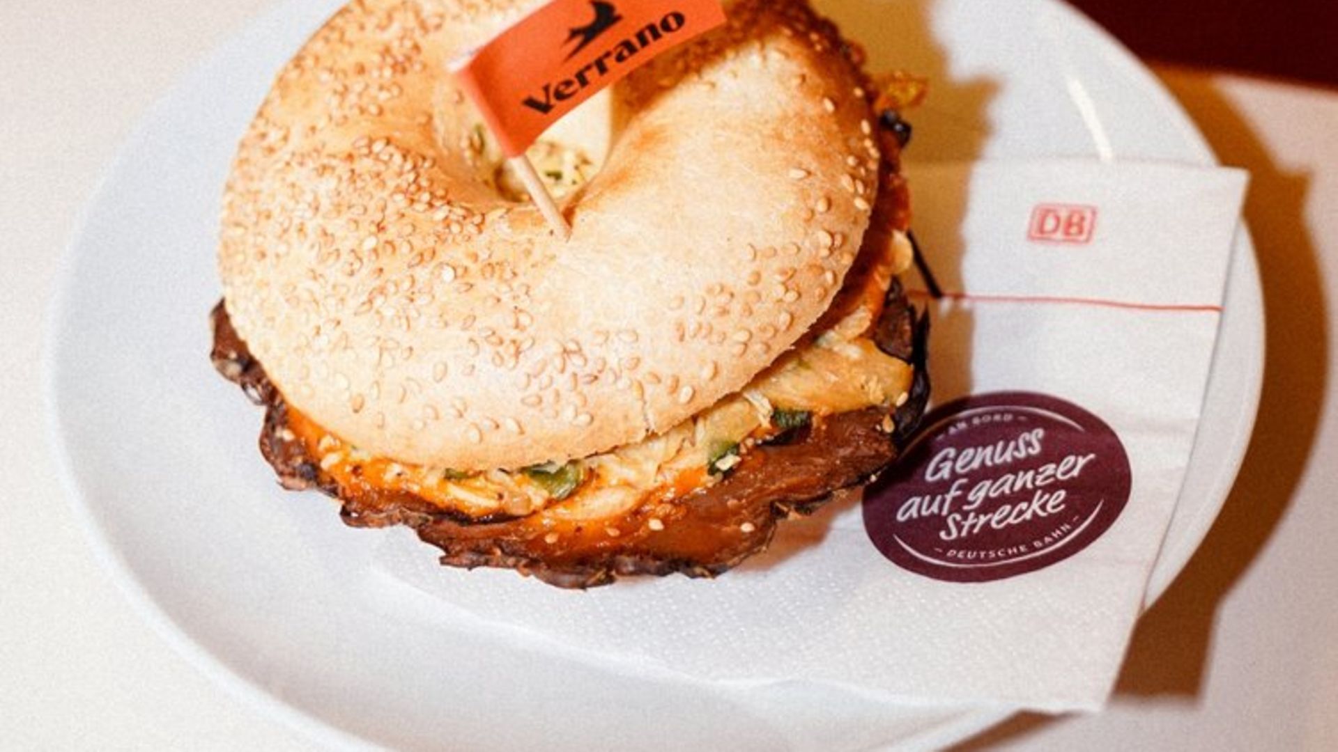 Ein Bagel auf einem Teller