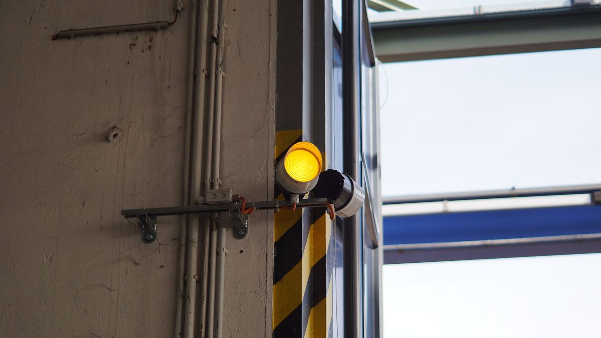 Ein Hallentor mit Signal, das die automatische Schließung anzeigt