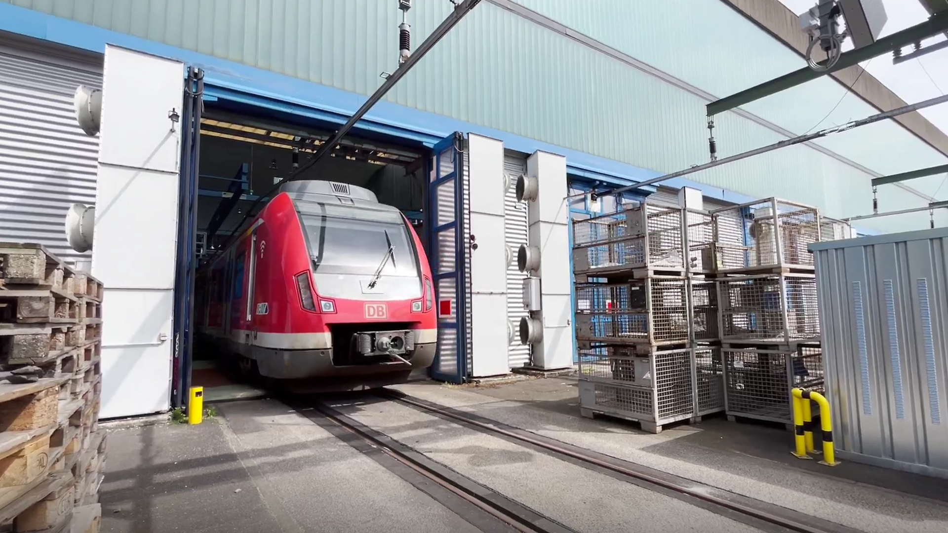 Regionalzug bei der Ausfahrt aus dem Instandhaltungswerk