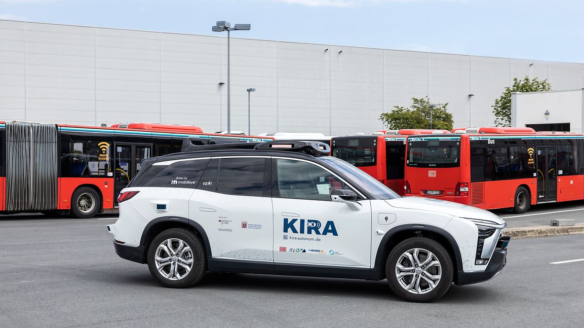 Ein weißes KIRA-Auto auf einem Parktplatz