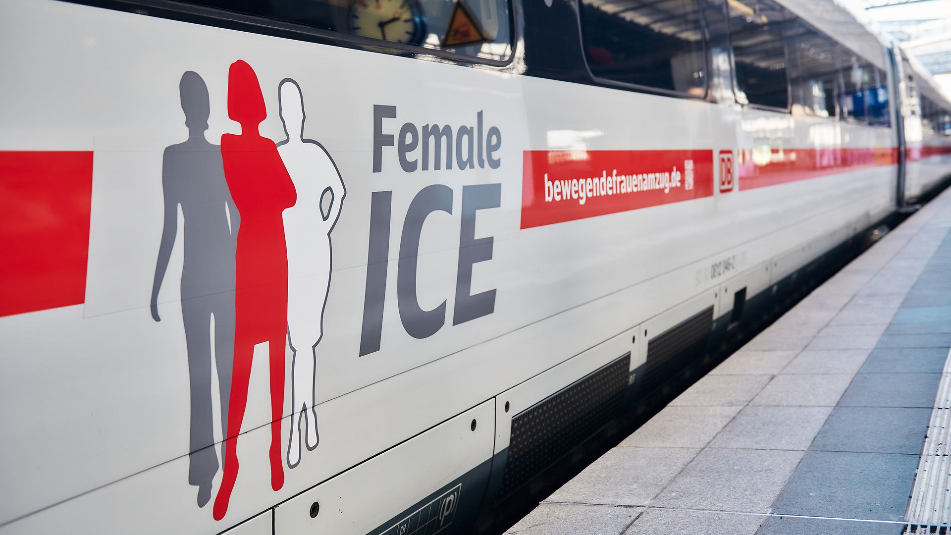 Der Female ICE steht am Gleis.