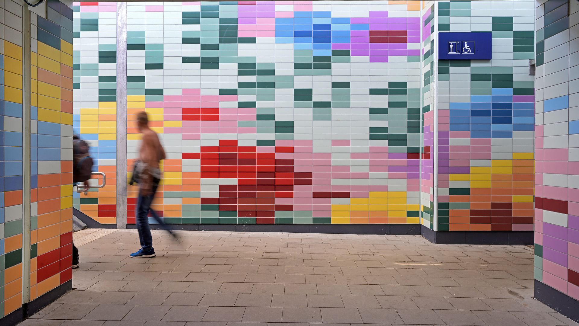 Die farbigen Kacheln in der neu gestalteten Unterführung spiegeln die Vielfalt der Allgäuer Landschaft wider.