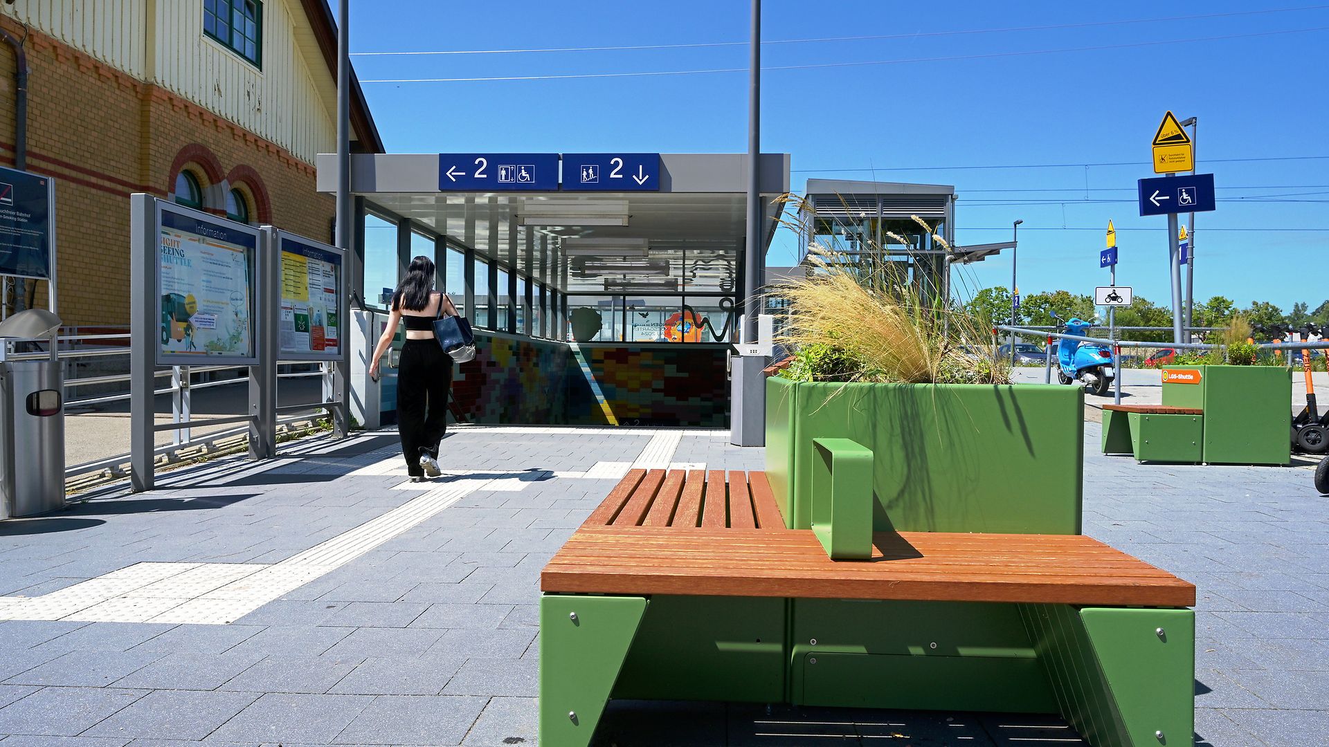 Bahnhofsvorplatz in Wangen mit grüner Sitzinsel