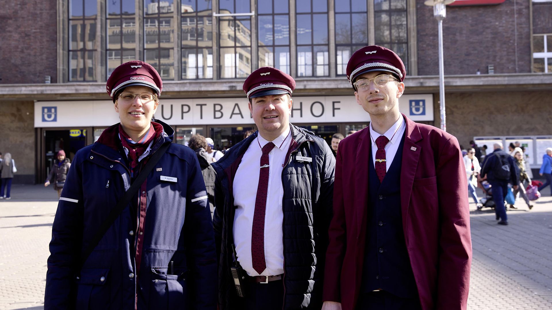 Drei Preisträger:innen des Wettbewerbs Eisenbahner:innen mit Herz 2025 vor einem Bahnhofsempfangsgebäude