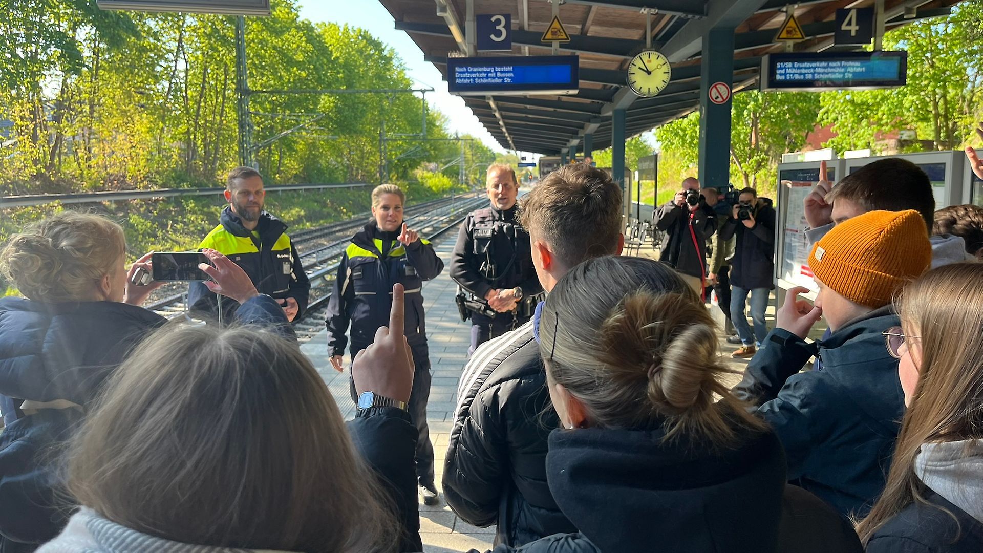 Ein Präventionsteam klärt eine Schulklasse über Gefahren und richtiges Verhalten an Bahnanlagen auf.