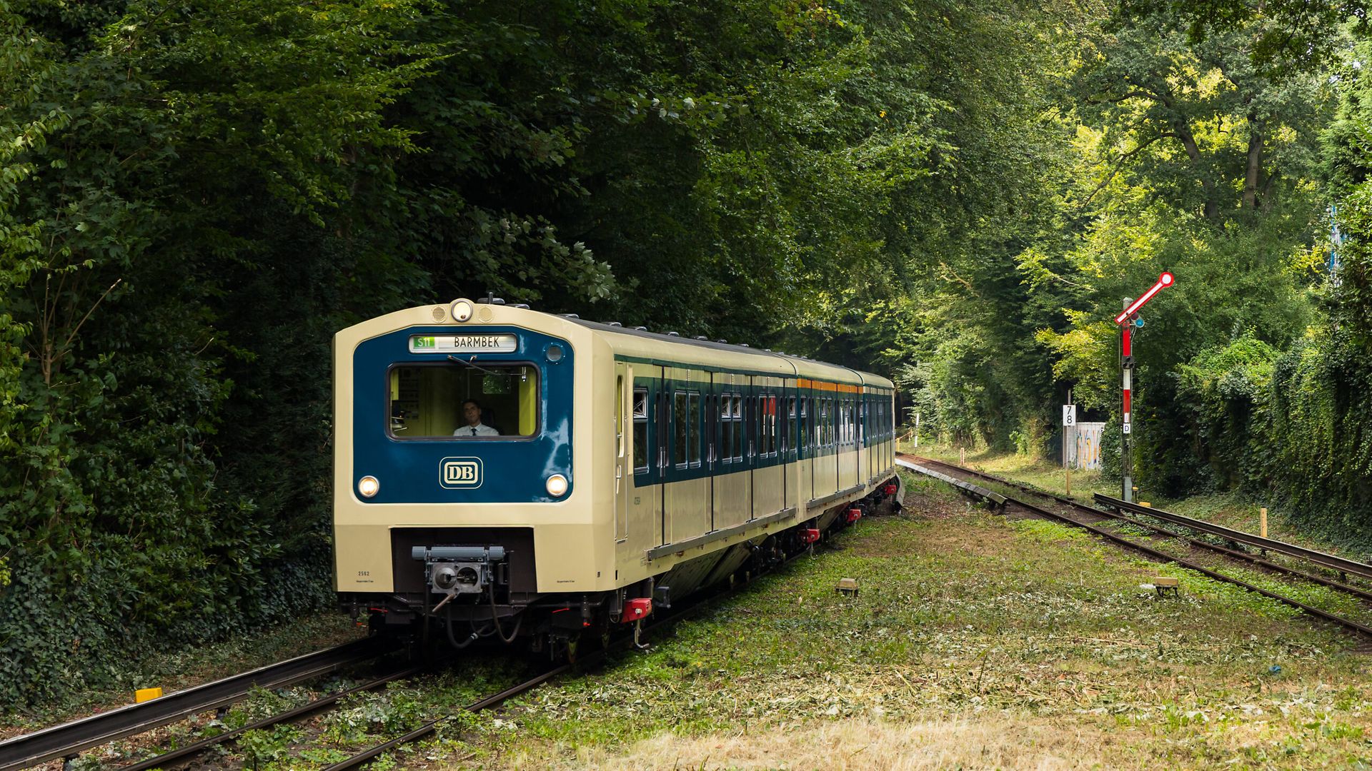 Ein restaurierter Zug der ausgeflotteten Baureihe 472 fährt auf den Gleisen der S-Bahn Hamburg.