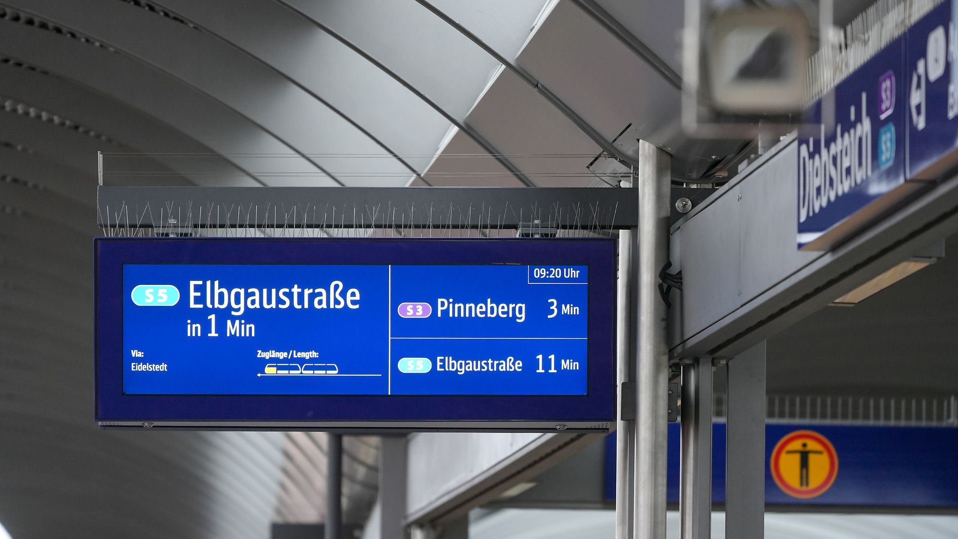 Anzeiger am Gleis mit Reisendeninformationen