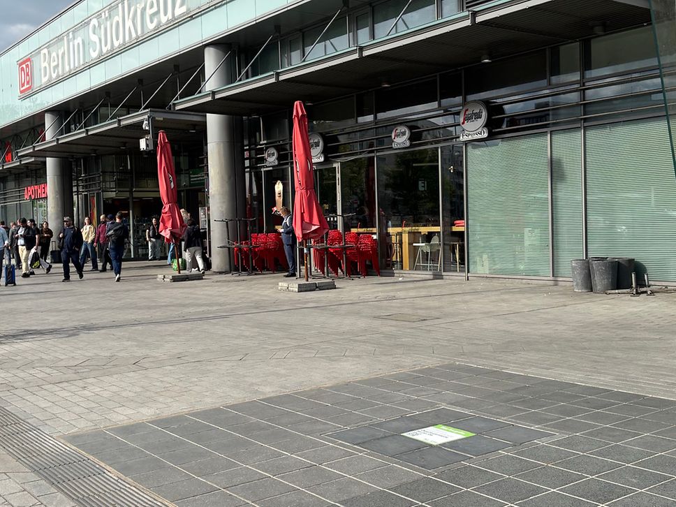 Gepflasterter Bahnhofsvorplatz am Bahnhof Berlin Südkreuz mit einem Bodensticker