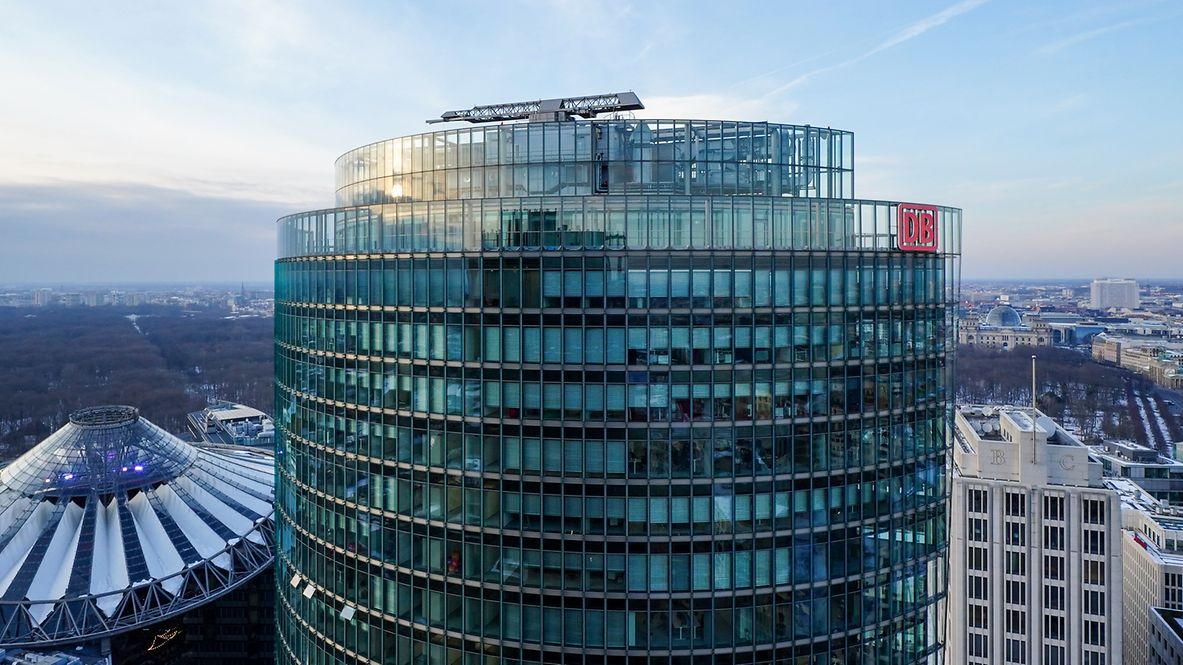 Luftaufnahme der oberen Etagen der DB-Konzernzentrale in Berlin von außen 