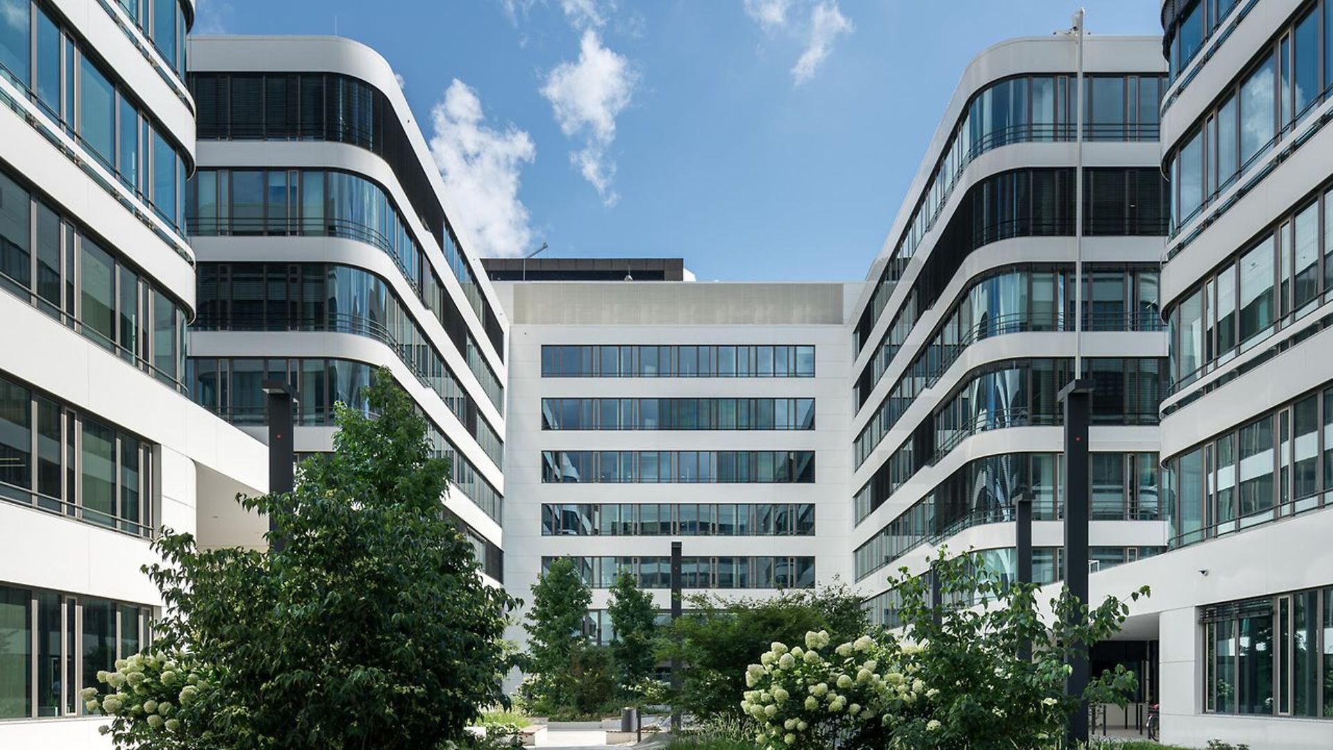 Der Innenhof der DB InfraGO Zentrale in Frankfurt am Main mit vielen Pflanzen