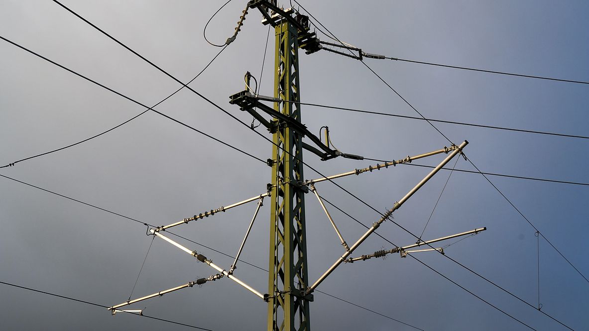 Oberleitungsmast mit Oberleitung