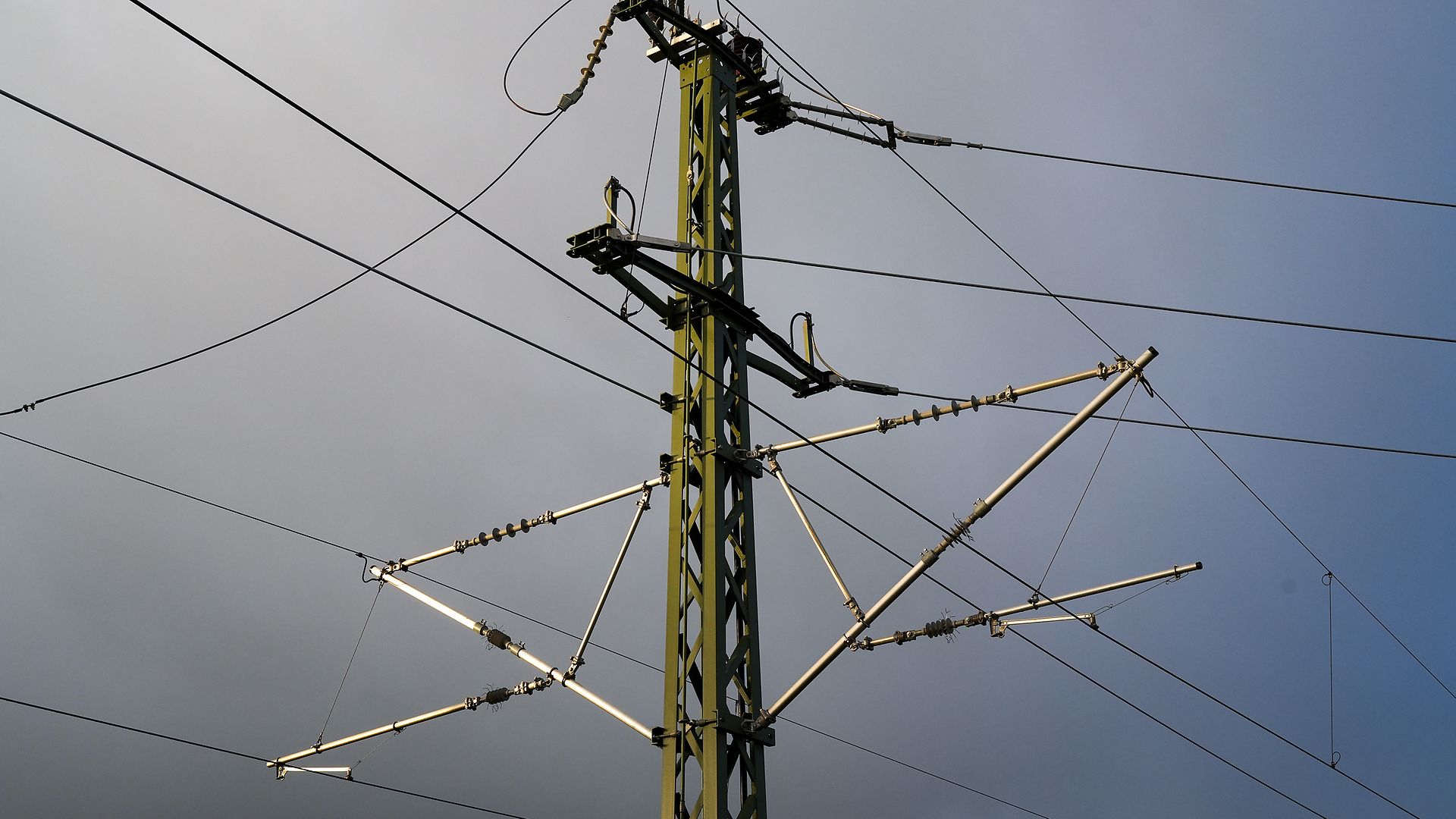 Oberleitungsmast mit Oberleitung