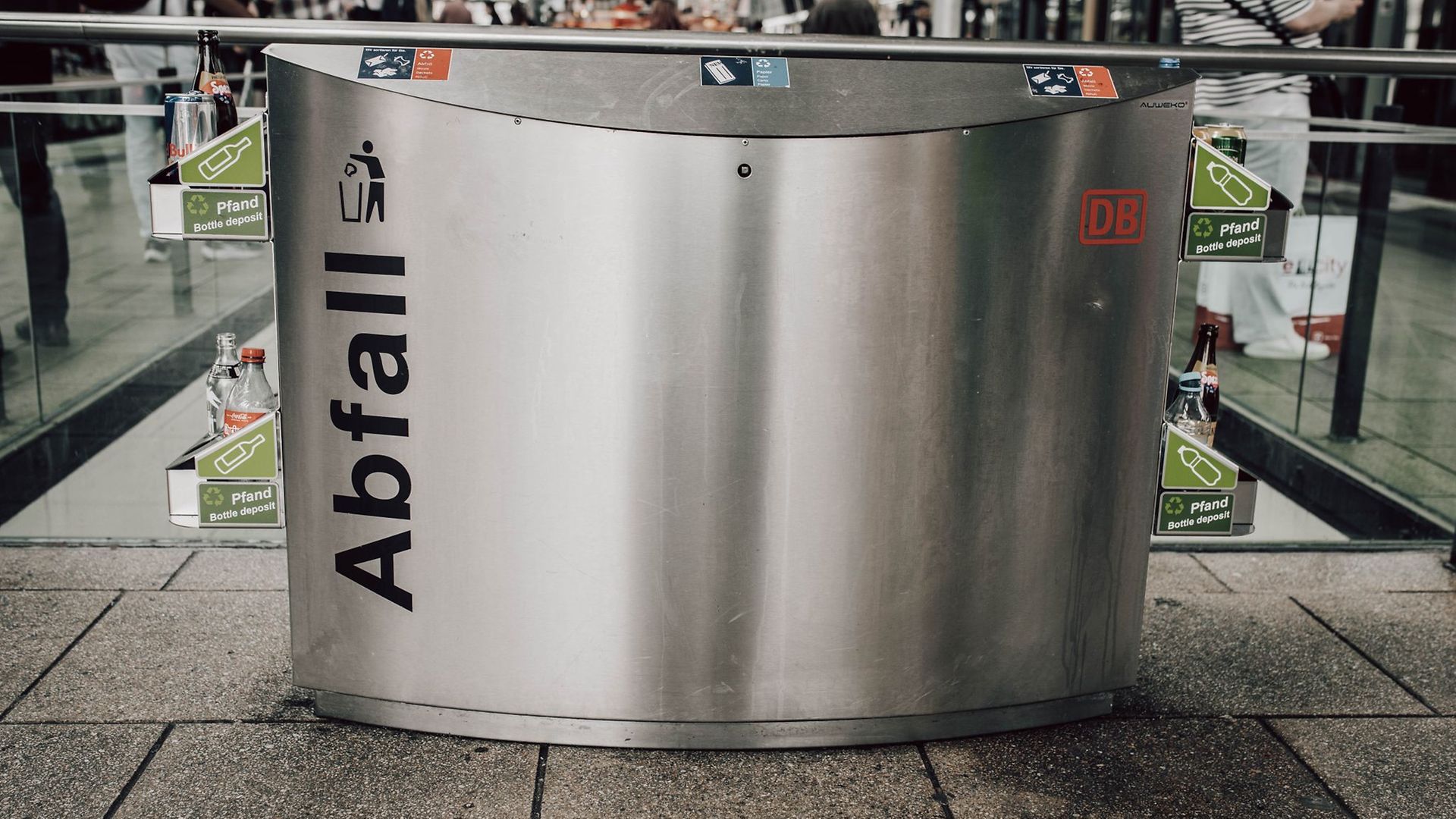Ein Abfalleimer am Bahnhof mit Pfandbehältern