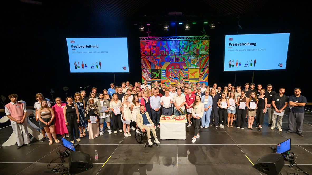 Die Teilnehmenden des Wettbewerbs Bahn-Azubis gegen Hass und Gewalt im Jahr 2025