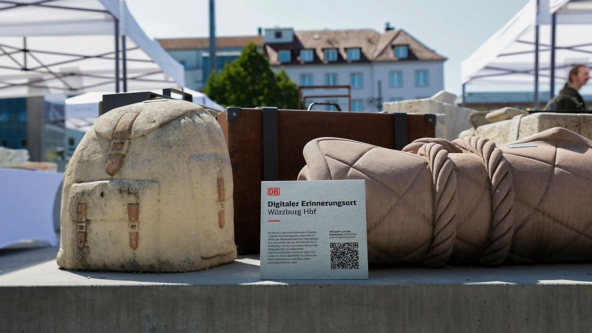 Plakette mit QR-Code am Würzburger Hauptbahnhof