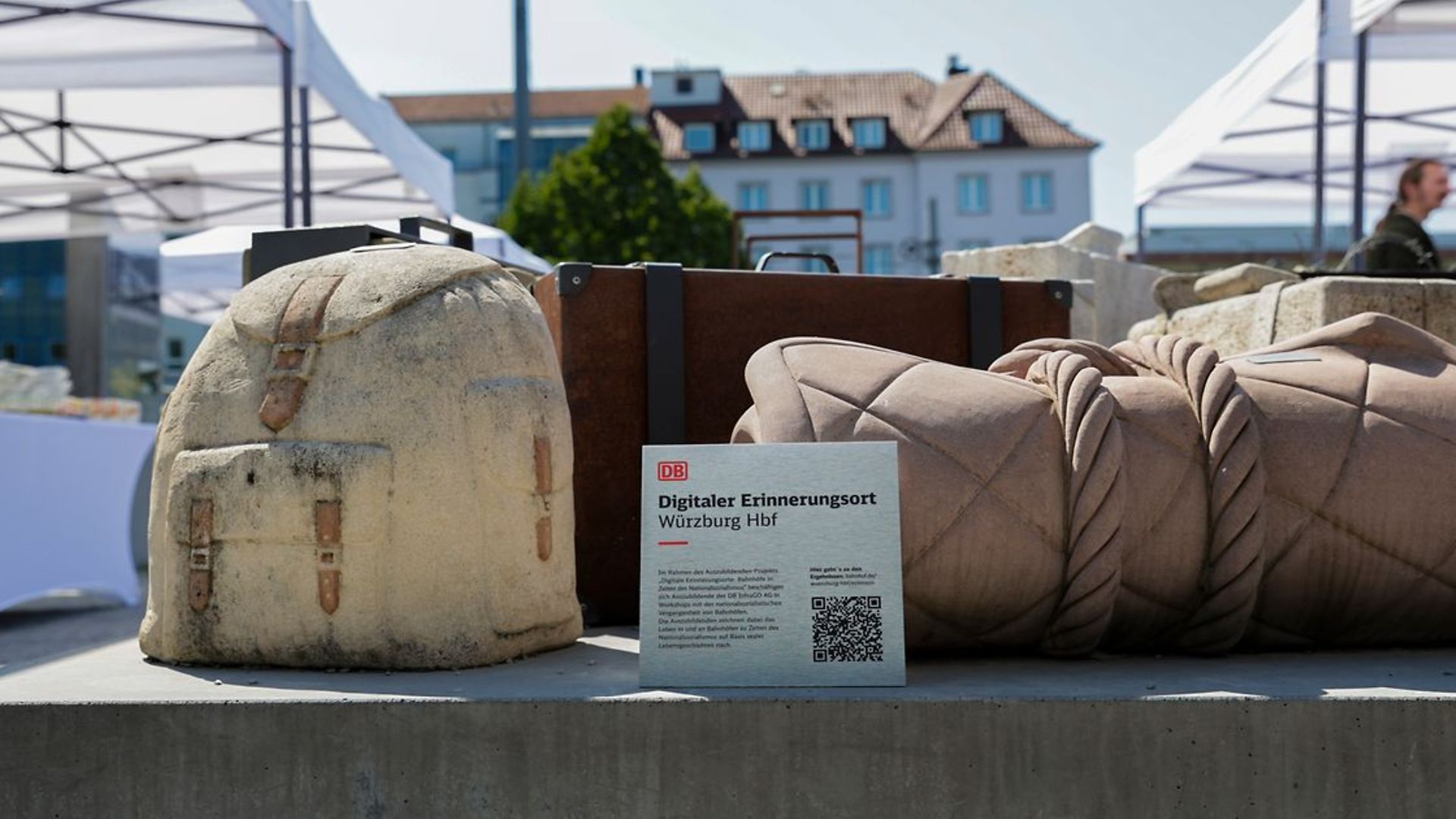 Plakette mit QR-Code am Würzburger Hauptbahnhof