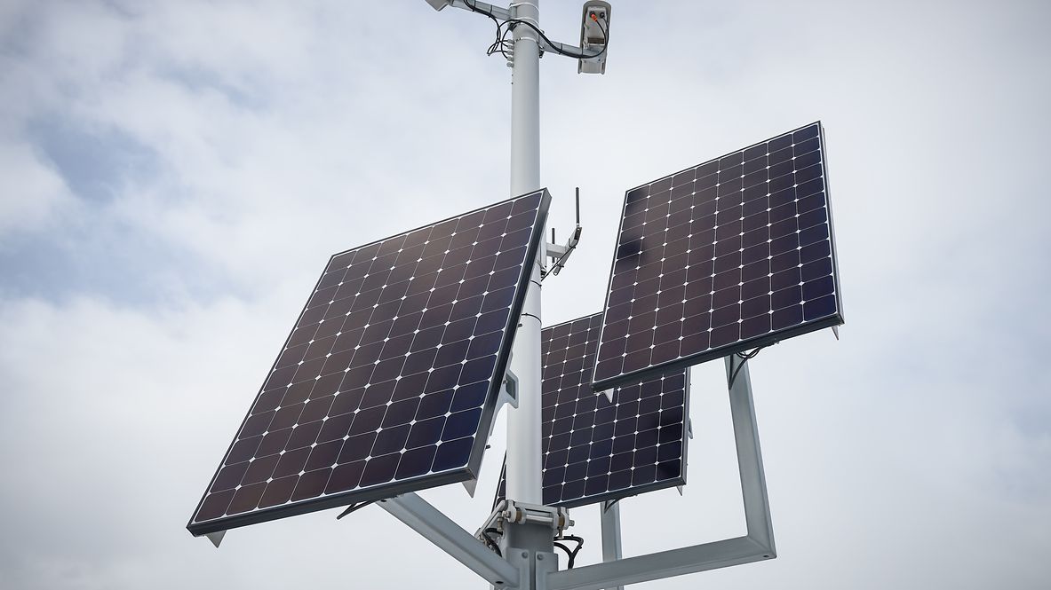 Four cameras fixed on a swiveling mast and powered by photovoltaics