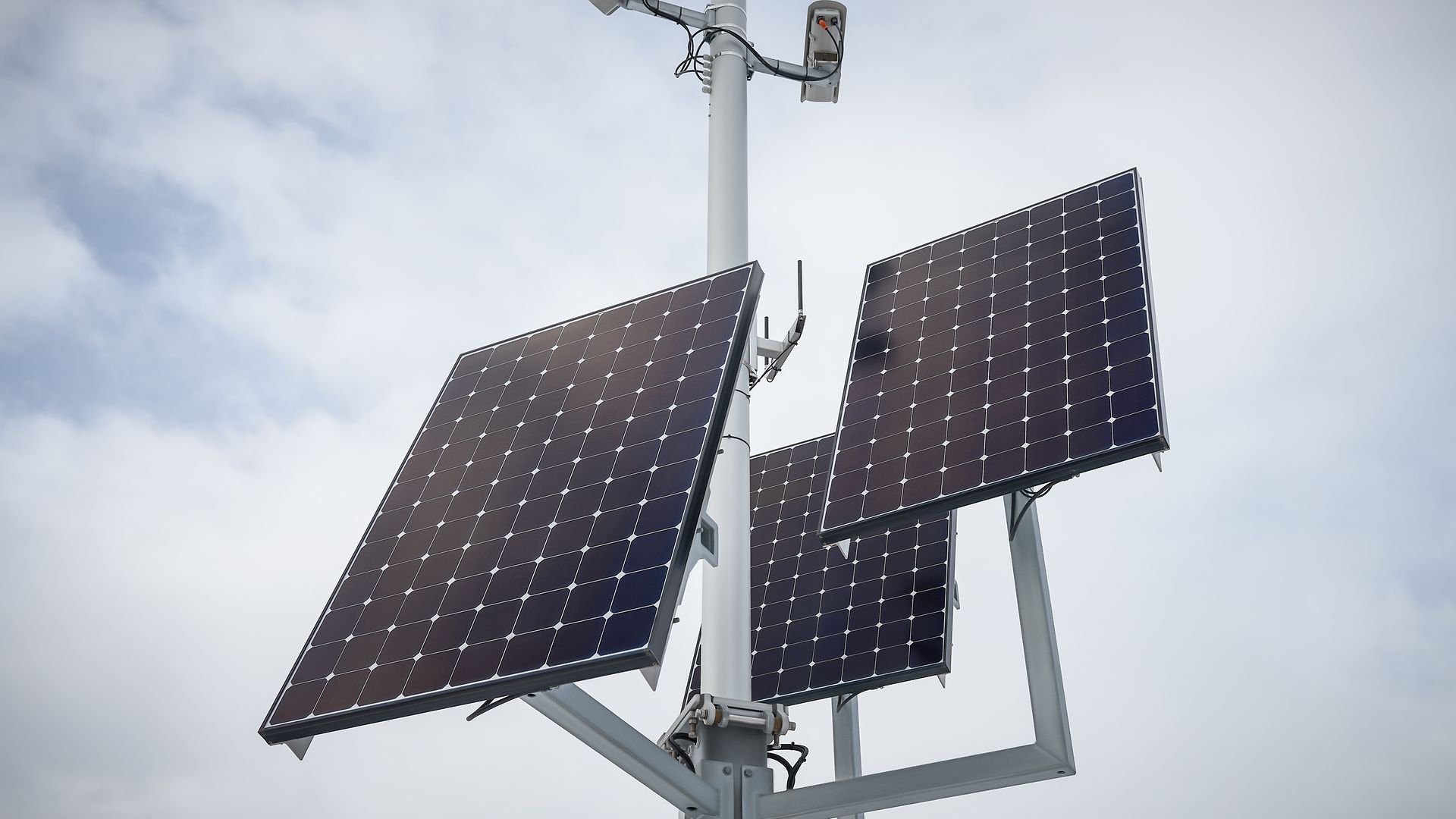 Four cameras fixed on a swiveling mast and powered by photovoltaics