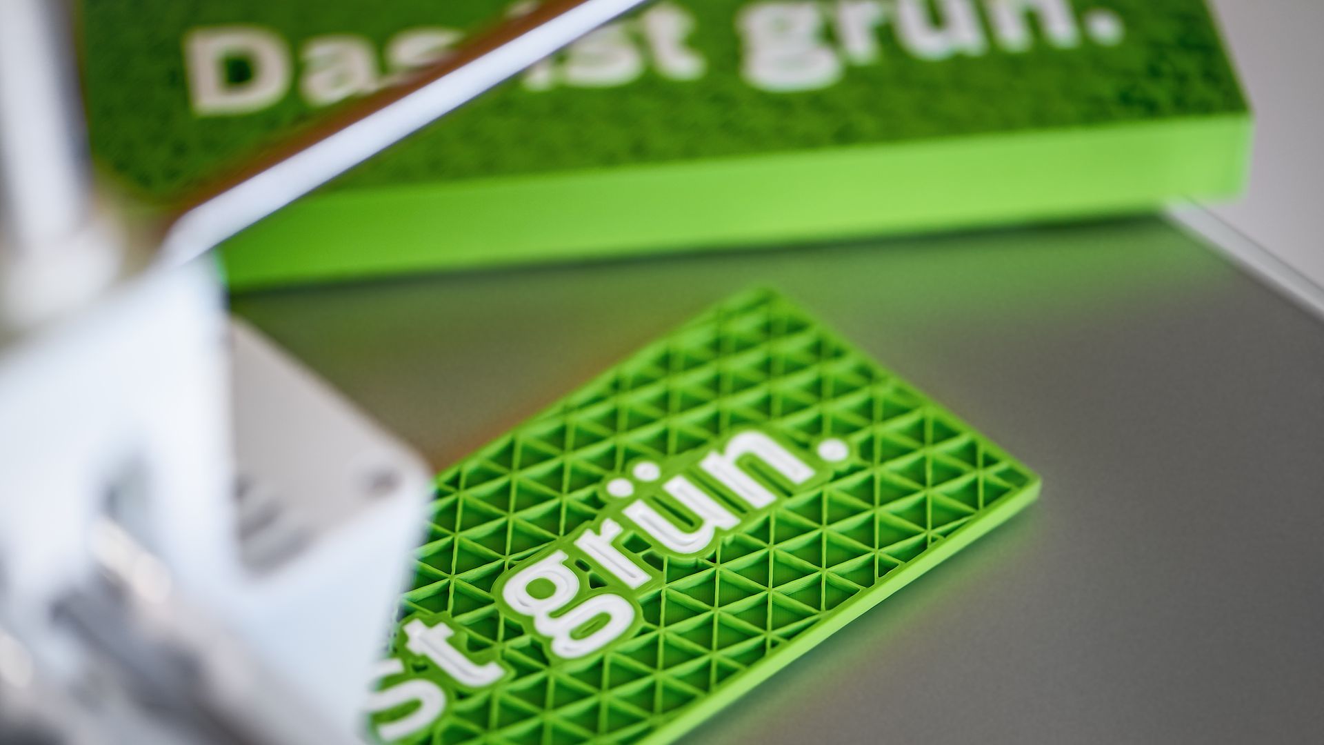 A logo of the DB environmental brand Das-ist-grün, printed on a 3D printer