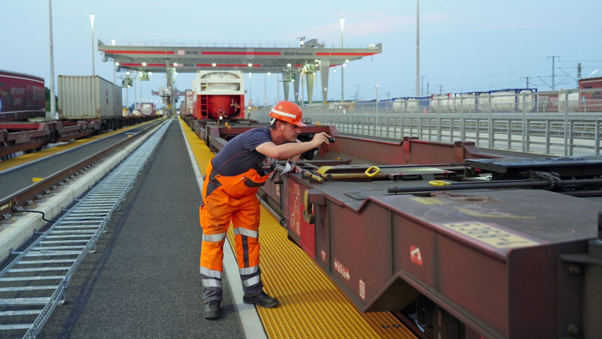 A man in orange protective clothing works at MegaHub Lehrte.