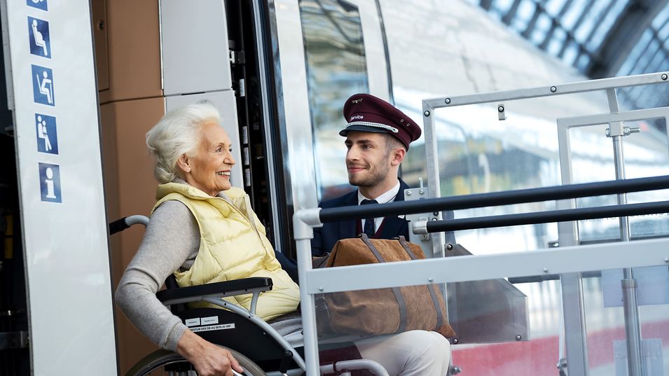 A woman in a wheelchair leaves a DB train.